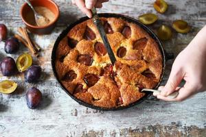 fatia de torta de ameixa em um garfo. torta caseira de ameixa americana. foto