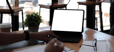 mulher de negócios usando a tela em branco do laptop enquanto trabalhava com a calculadora para finanças. trajeto de grampeamento foto