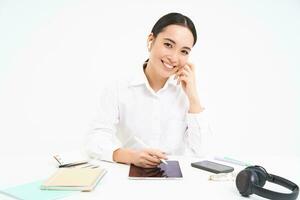 jovem empresária senta dentro dela escritório e escreve em digital tábua, trabalhando dentro dela empresa, isolado em branco fundo foto