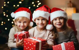 ai gerado jovem crianças com santa chapéus aguarde Natal presentes, foto