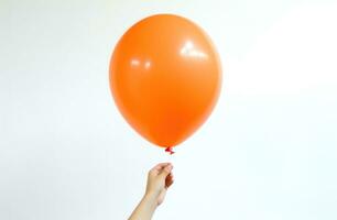 ai gerado pessoa segurando em para laranja balão Festa. foto