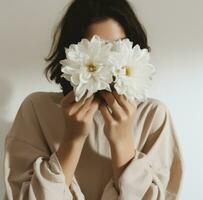 ai gerado mulher com uma flor cobertura dela face foto