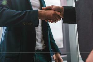 aperto de mãos do o negócio pessoas dentro escritório Como conceito do trabalho em equipe e parceria foto