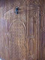 uma esculpido de madeira porta com uma decorativo Projeto foto