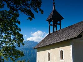 uma Igreja com uma campanário foto