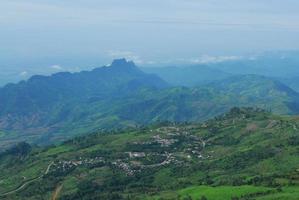 bela paisagem de montanhas e céu azul com nuvens foto