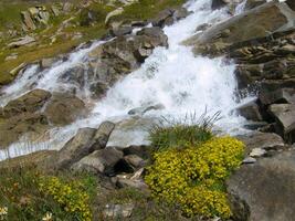 uma cascata dentro a montanhas foto