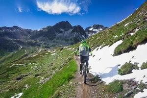 mountain bike em uma pequena trilha estreita na montanha foto