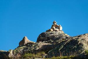 marca do caminho certo nas altas montanhas foto