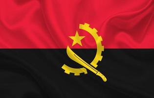 bandeira do país de angola em panorama de fundo de tecido de seda ondulado foto