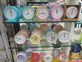 alarme relógios exibido e vendido dentro lojas foto