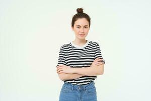 retrato do jovem à moda mulher, 25 anos velho, olhando otimista e motivado, posando para foto contra branco fundo