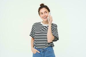 feliz jovem mulher fala em Móvel telefone, chats em Telefone, usa Smartphone, carrinhos sobre branco fundo foto