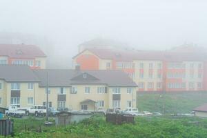 Visão do a Vila do Yuzhno-Kurilsk em a ilha do kunashir durante névoa foto