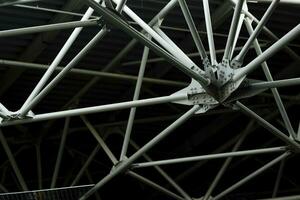 elemento do industrial arquitetura, uma fragmento do a treliça estrutura do a cofre foto