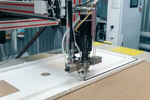 industrial robótico dosagem distribuidor máquina aplica-se uma endurecimento selante para a metal porta em branco foto