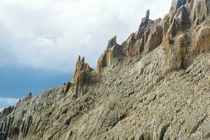 majestoso pedras a partir de vulcânico colunar basalto contra a céu, natural panorama do kunashir ilha foto