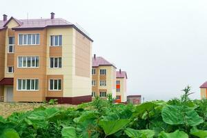 paisagem urbana do Yuzhno-Kurilsk Cidade em a ilha do kunashir em uma nublado dia foto