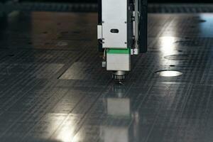 industrial laser cortador durante metal Folha em processamento foto