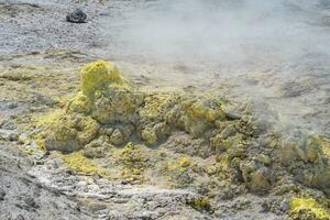 fumar solfatara dentro uma fumarola campo em a declive do a Mendeleev vulcão foto