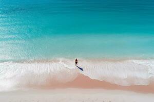 ai gerado aéreo Visão do surpreendente de praia pessoa caminhando dentro pôr do sol luz fechar para turquesa mar. topo Visão do verão de praia panorama foto