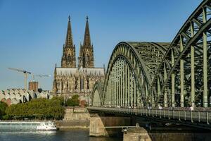 Colônia catedral e Hohenzollern ponte luz do dia Visão foto