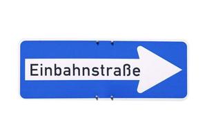 sinal alemão isolado sobre o branco. rua de sentido único einbahnstrasse foto