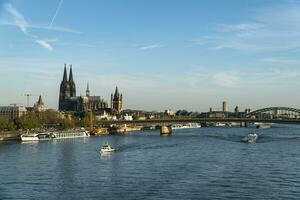 Visão do Colônia cidade Centro e a Rhine rio foto