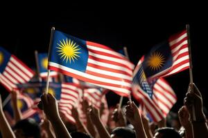 ai gerado muitos torcendo pessoas com Malásia bandeira dentro uma Sombrio sala, mão acenando a Malásia bandeira, Além disso conhecido Como jalur gemilang, dentro conjunção, ai gerado foto