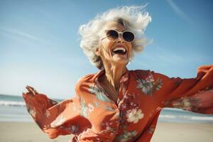 ai gerado retrato do feliz Senior mulher dentro oculos de sol em a de praia às verão, imagem do feliz dançando maduro mulher às a praia, ai gerado foto
