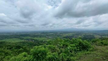 montanha Visão com lindo céu. floresta a partir de acima. foto