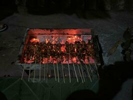 grelhar frango satay com uma carvão fogo. foto