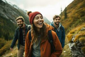 ai gerado grupo do amigos caminhada dentro montanhas, uma grupo do amigos caminhada dentro a montanhas às pôr do sol ai gerado foto