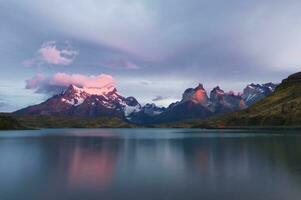 nascer do sol sobre cuernos del paine e lago cara, torres del paine nacional parque, chileno Patagônia, Chile foto