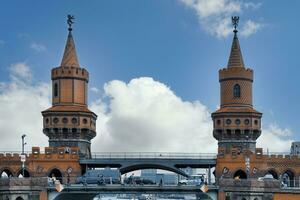 Oberbaum ponte sobre a farra rio, Berlim, Alemanha foto