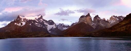 nascer do sol sobre cuernos del paine e lago cara, torres del paine nacional parque, chileno Patagônia, Chile foto