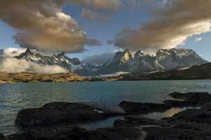 nascer do sol sobre cuernos del dor, torres del paine nacional parque e lago cara, chileno Patagônia, Chile foto