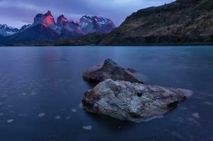 nascer do sol sobre cuernos del paine e lago cara, torres del paine nacional parque, chileno Patagônia, Chile foto