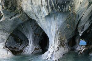 mármore cavernas santuário, estranho Rocha formações causou de água erosão, geral carrera lago, porto rio tranquilo, aysen região, Patagônia, Chile foto