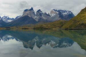 cuernos del paine refletindo dentro lagke cara, torres del paine nacional parque, chileno Patagônia, Chile foto