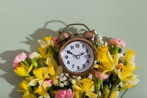 alarme relógio com Primavera flores Primavera tempo, luz do dia poupança conceito, Primavera frente foto