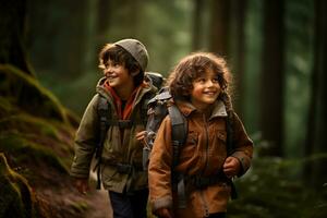 ai gerado crianças caminhada com mochilas dentro montanhas ou floresta. crianças acampamento verão, caminhada ao ar livre conceito foto