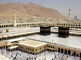 ai gerado meca kaaba dentro Ramadã serenidade no meio islâmico observância foto
