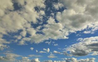 um céu azul nublado com muitas pequenas nuvens bloqueando o sol foto