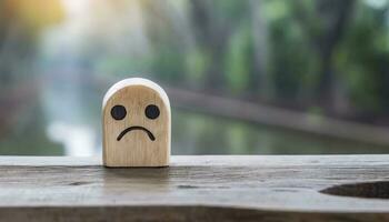 ai gerado uma de madeira brinquedo com triste face sozinho conceito do solidão e depressão, não correspondido amor, despedida ou divórcio foto