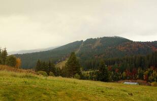 outono rural panorama com montanhas picos em fundo foto