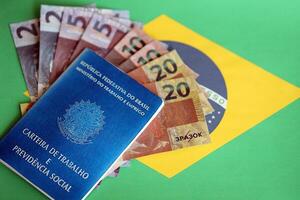 brasileiro trabalhos cartão e social segurança azul livro e reais dinheiro contas em bandeira do federativo república do Brasil foto