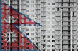 Nepal bandeira retratado dentro pintura cores em de vários andares residente construção debaixo construção. texturizado bandeira em tijolo parede fundo foto