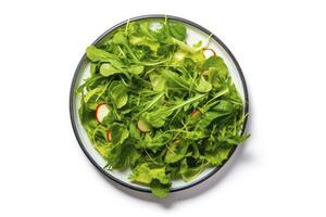 ai gerado saudável fresco verde salada prato tiro a partir de acima em branco fundo. ai gerado foto