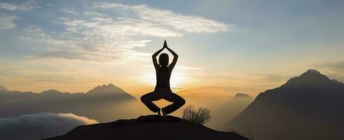 ai gerado silhueta do uma mulher praticando ioga dentro a cume com montanha fundo. ai gerado foto